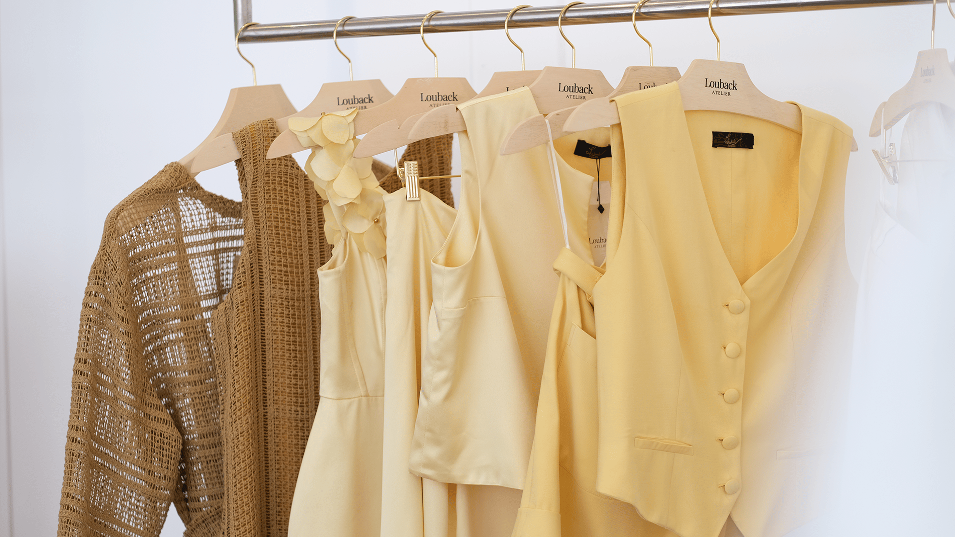 Peças em tons de amarelo e dourado em cabides Louback Atelier