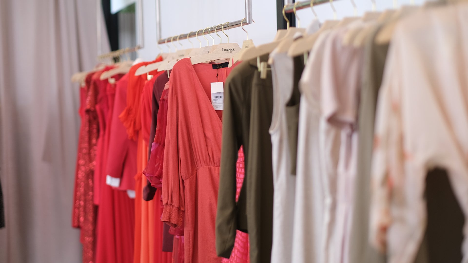 Arara com vestidos coloridos em tons de vermelho, verde e rosa