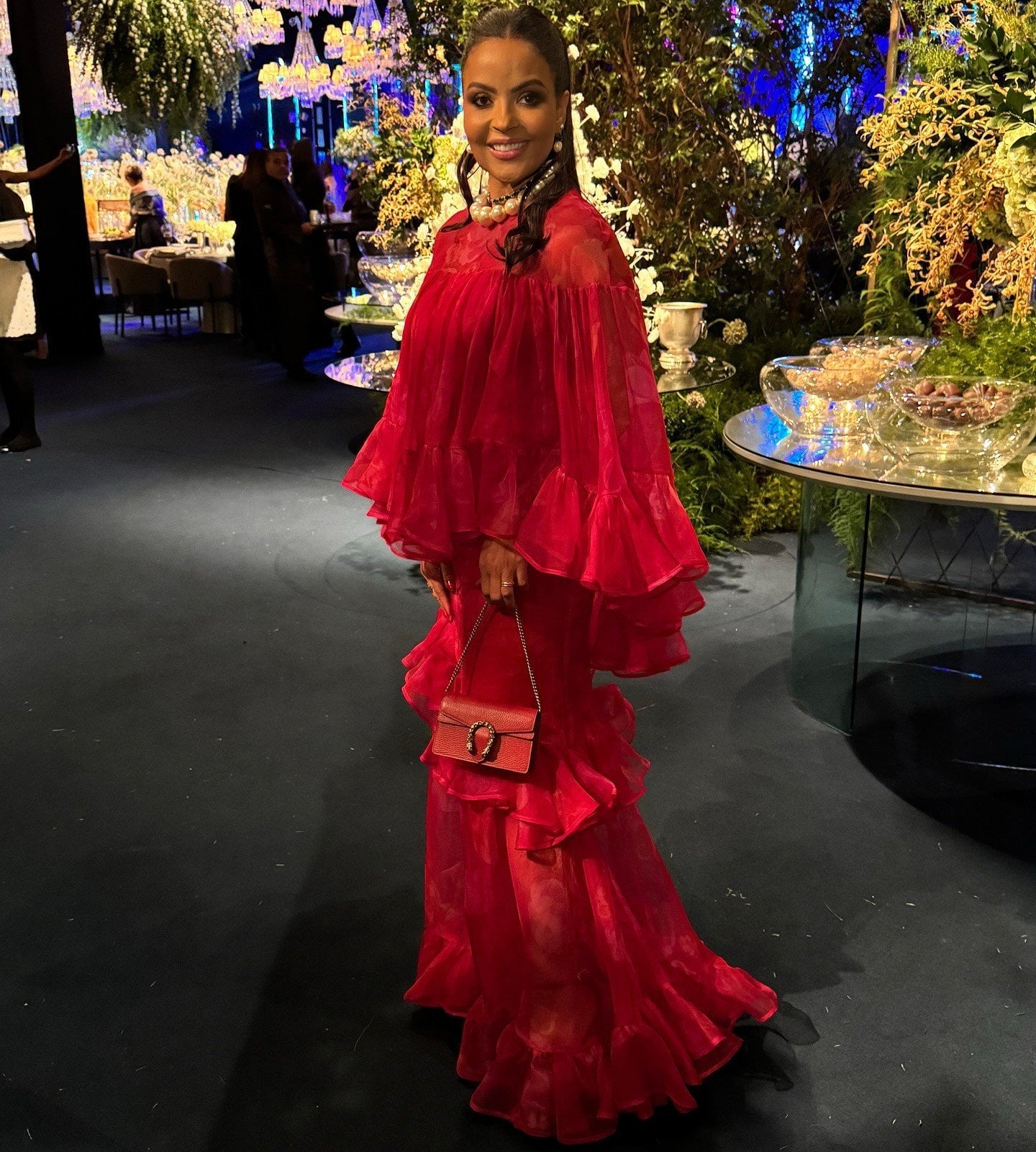 Louback Jacoby, estilista do Louback Atelier, em vestido de festa vermelho