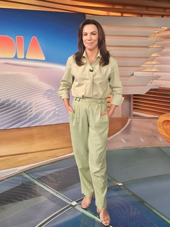 Look de alfaiataria em verde-oliva com camisa e calça sob medida